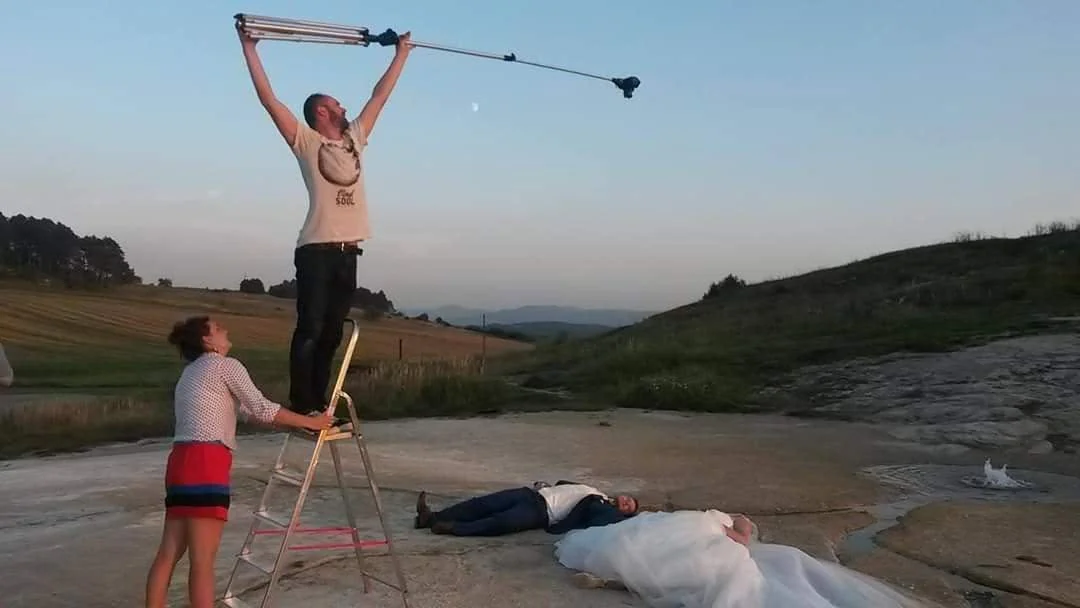 Svadobný fotograf Vladimír Citriak fotí novomanželov z hliníkového rebríka namiesto dronu